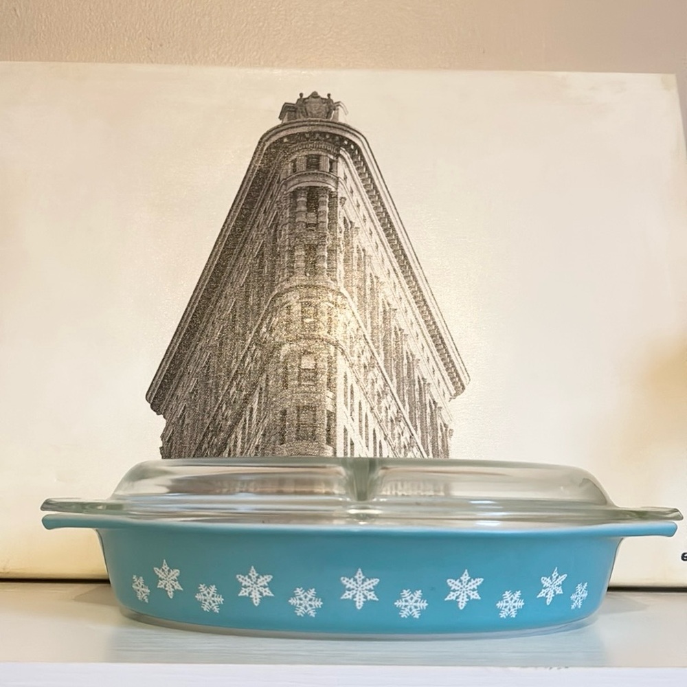 Vintage Pyrex 1 1/2 Qt Divided Casserole Dish with Lid Snowflake